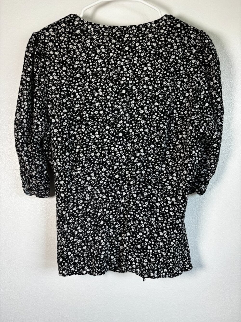 Banana Republic Black & White Blouse Size M - Made in Indonesia - Picture 4 of 4